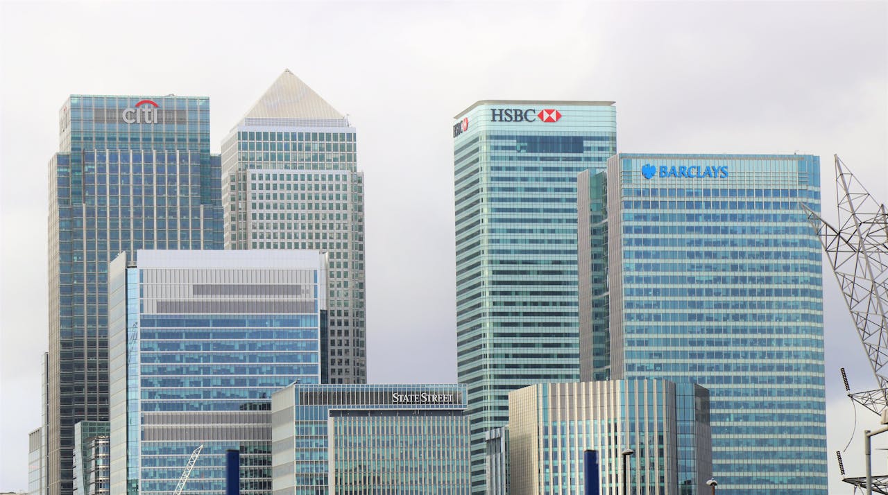 services-04 Modern skyline of Canary Wharf featuring iconic bank skyscrapers like HSBC and Barclays.